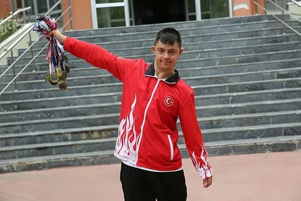 down-sendromlu-sampiyon-yuzucu-alperen-mencin-tek-hayali-baskan-erdogani-gormek-1572897020670.jpeg Down sendromlu şampiyon yüzücü Alperen Menç'in tek hayali Başkan Erdoğan'ı görmek-2