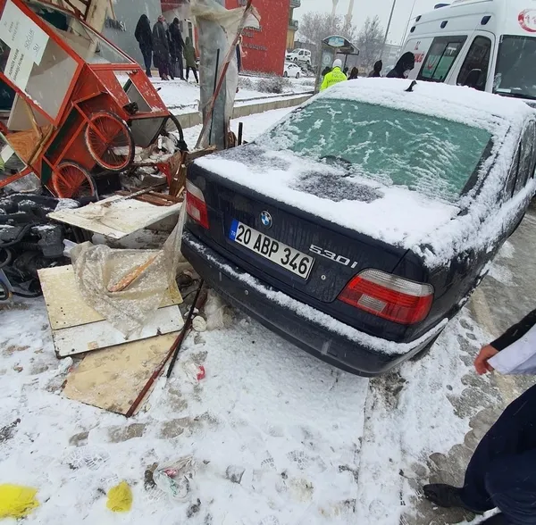 luks-aracin-eksi-2-derecede-satis-yapan-simitciyi-ezerek-oldurdu-iste-o-anlar-1642671551001.jpg Lüks araç eksi 2 derecede satış yapan simitçiyi ezerek öldürdü! İşte o anlar...-3