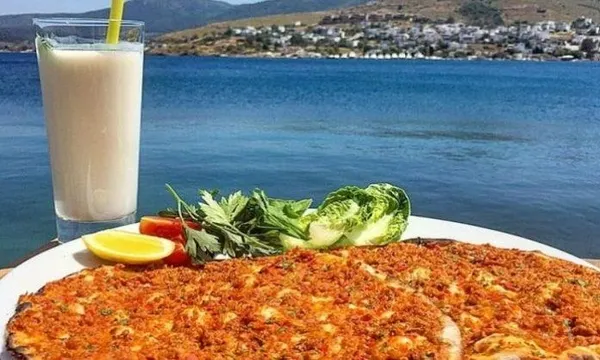 kazikli-servis-bodrumdaki-lahmacun-fiyatlarindan-sonra-kuver-ucretleri-dudak-ucuklatti-1684873622381.jpeg Kazıklı servis: Bodrum'daki lahmacun fiyatlarından sonra kuver ücretleri dudak uçuklattı!-3