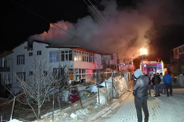 Bacadan başlayan yangın geceyi aydınlattı!