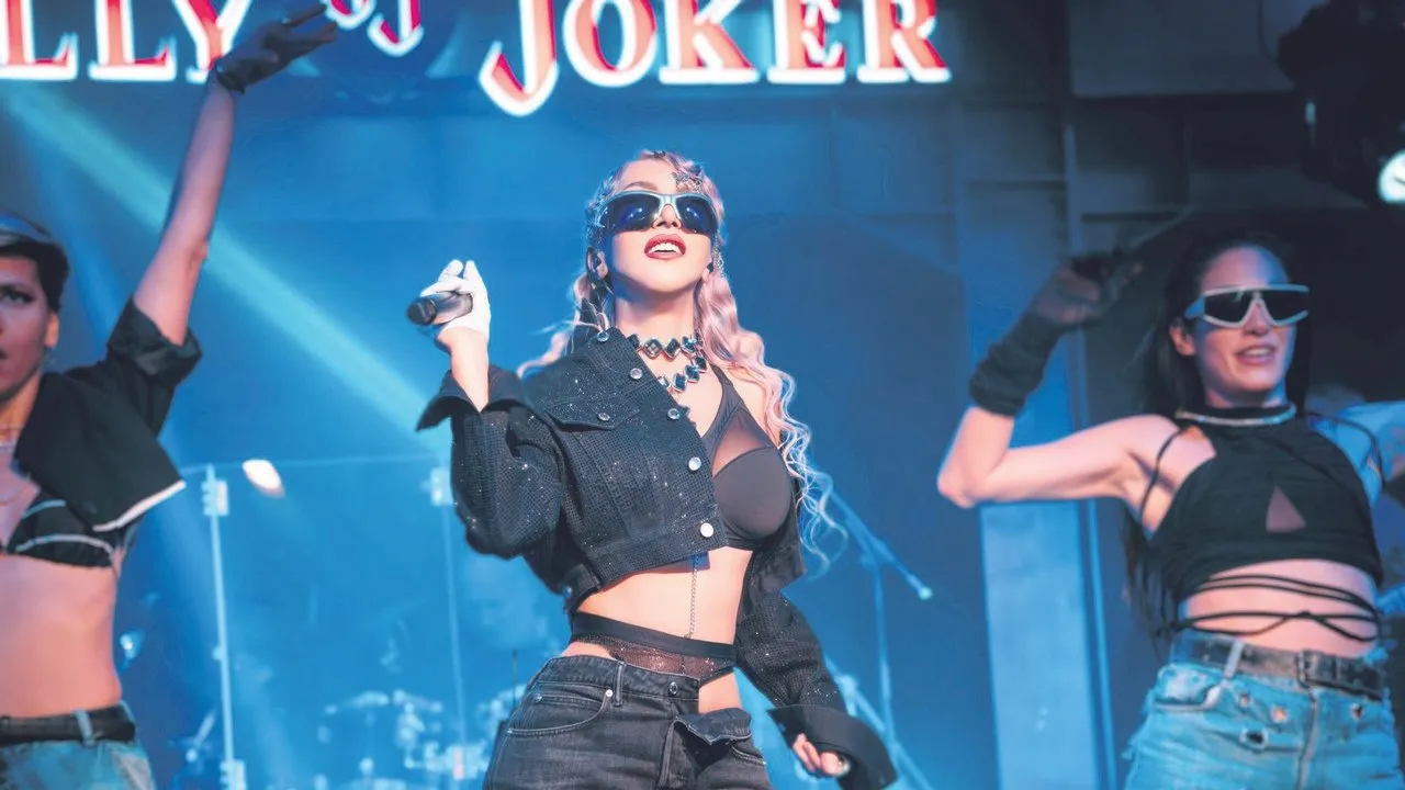 51 yaşındaki popçu Hande Yener gençlere taş çıkardı!