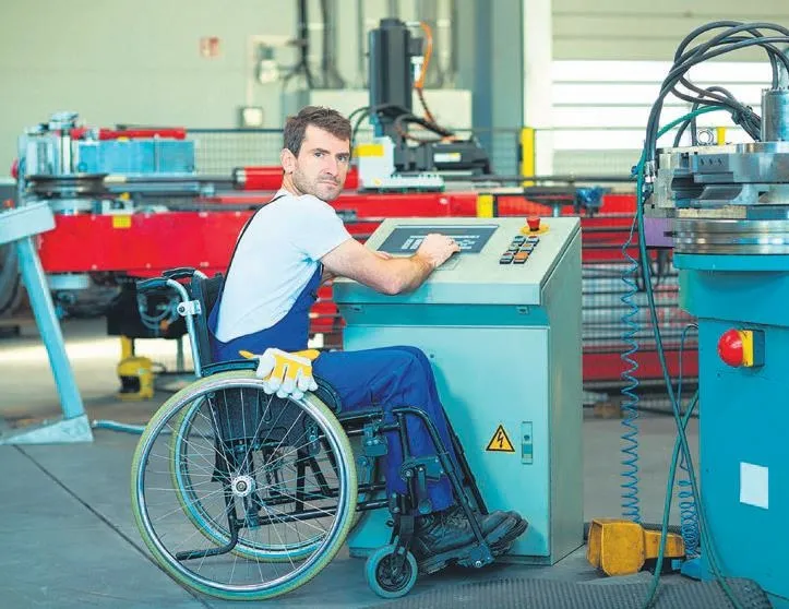 Engelliye 4 koldan destek