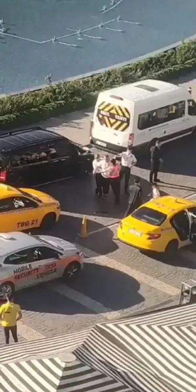 istanbulda-aglayan-cocuguna-aldirmayan-yolcu-taksiciye-silah-cekti-1664958344846.jpg İstanbul'da ağlayan çocuğuna aldırmayan yolcu taksiciye silah çekti-3