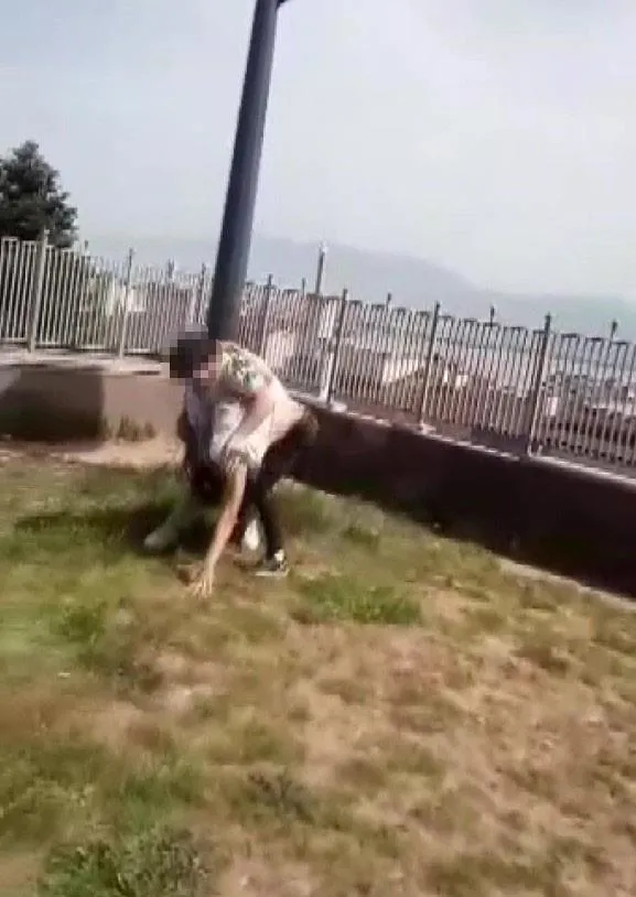 olume-goturen-kiz-kavgasi-liseli-kivanc-umanin-yedigi-dayagin-goruntuleri-ortaya-cikti-1706370382113.jpeg Ölüme götüren "kız" kavgası! Liseli Kıvanç Uman'ın yediği dayağın görüntüleri ortaya çıktı-4