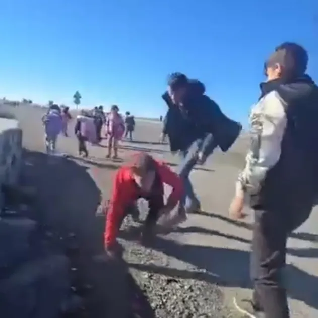 Şırnak İdil'de okul çıkışında akran zorbalığı: Çocuğa darp anları kamerada!