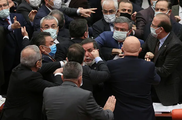 Son dakika: TBMM'de Başkan Erdoğan'a hakaret eden CHP'li Engin Özkoç, yumruklu kavga çıkınca olay yerini hemen terketti