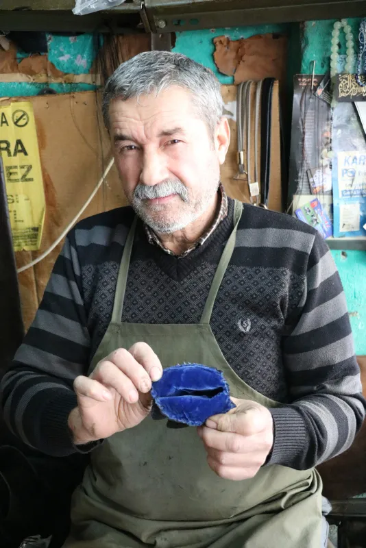 afyonkarahisarin-cay-ilcesinde-29-yildir-ayakkabi-tamiri-ve-kilif-imalati-yapan-husamettin-gungorun-15-metrekarelik-dukkanina-devlet-bile-sasirdi-1607672361993.jpg Afyonkarahisar'ın Çay ilçesinde 29 yıldır ayakkabı tamiri ve kılıf imalatı yapan Hüsamettin Güngör'ün 1,5 metrekarelik dükkanına devlet bile şaşırdı-4