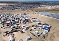 Gazzeliler mezarlıklarda boş yer kalmadığı için yakınlarını tarım arazilerine defnediyor