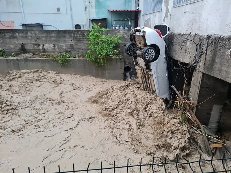 Osmaniye'de sağanak nedeniyle Bülbül Deresi taştı. (AA)