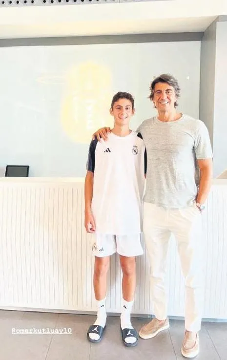 gururlu-aile-demet-sener-14-yasindaki-ogluyla-gururlandi-1693347256659.jpeg Demet Şener ve İbrahim Kutluay'ın gurur günü! Ömer Kutluay babasının izinden gidiyor