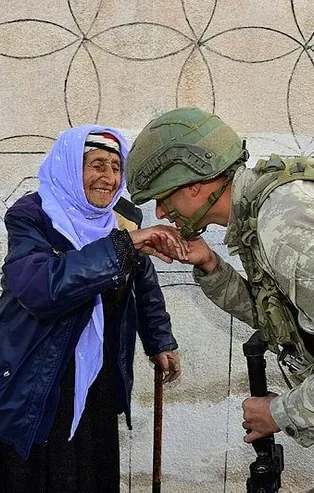 Mehmetçikten duygulandıran hareket! MSB Atatürk'ün sözleriyle paylaştı