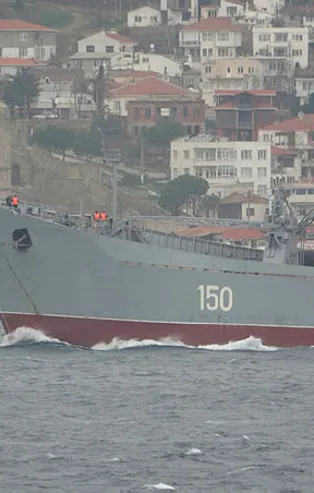 Çanakkale Boğazı'nda dikkat çeken hareketlilik! Savaş gemileri geçti