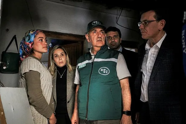 antalyada-sel-felaketi-bakan-vahit-kirisci-selden-etkilenen-seralar-bolgesinde-incelemelerde-bulunarak-aciklam-1670941522436.jpeg Antalya'da sel felaketi! Bakan Vahit Kirişci selden etkilenen seralar bölgesinde incelemelerde bulunarak açıklamalarda bulundu-3