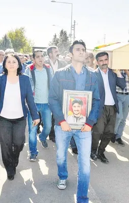 Terörist cenazesine HDP omuz verdi