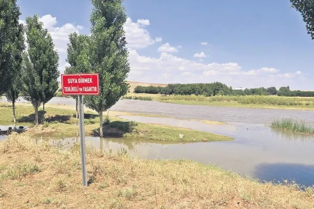 kizilirmak-nehri-yagislarin-ardindan-ultrabazik-magmatik-kayaclardan-aldigi-minarellerle-kizila-dondu-1655069998124.jpeg Kızılırmak Nehri yağışların ardından ultrabazik magmatik kayaçlardan aldığı minarellerle kızıla döndü!-13