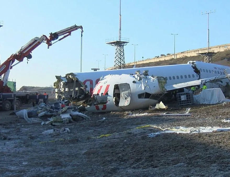 Pistten çıkan uçağın enkazını kaldırma çalışmaları sürüyor