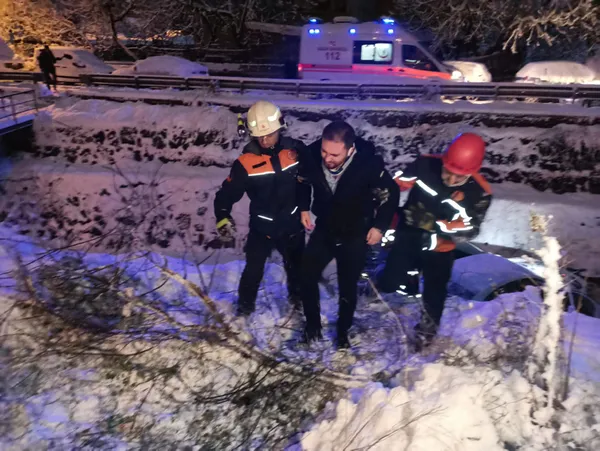 istanbulda-bu-da-oldu-maltepede-buzlanan-yolda-kayan-arac-dereye-uctu-1643005391610.jpg