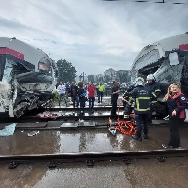 İki tramvay kafa kafaya çarpıştı; 2’si ağır 26 yaralı