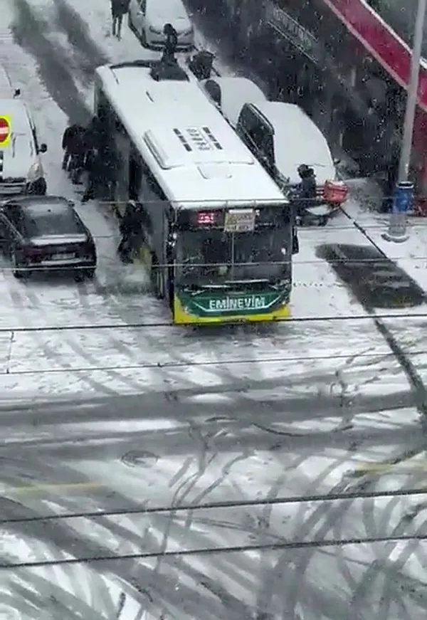 istanbula-kar-yagdi-iett-otobusleri-sehrin-her-noktasinda-trafigi-kilitledi-1647003492589.jpg
