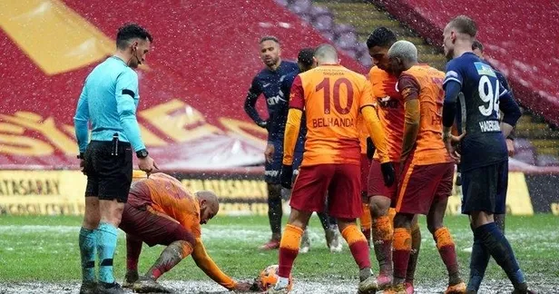 Bundesliga'da şoke eden görüntü! Bayern Münih maçında kar sonrası iki farklı zemin-8