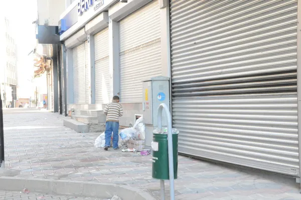 rant-ceteleri-kulagina-fisildadi-kilicdaroglu-geri-adim-atti-1683787923713.jpg Meclis'te kabul etti AYM'ye koştu! Esnaf düşmanı Bay Bay Kemal-2