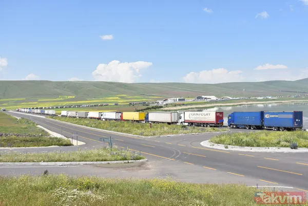 Gürcistan sınırında 16 kilometre uzunluğunda TIR kuyruğu oluştu! 3 günde sadece 3 kilometre ilerleyebiliyorlar - 14