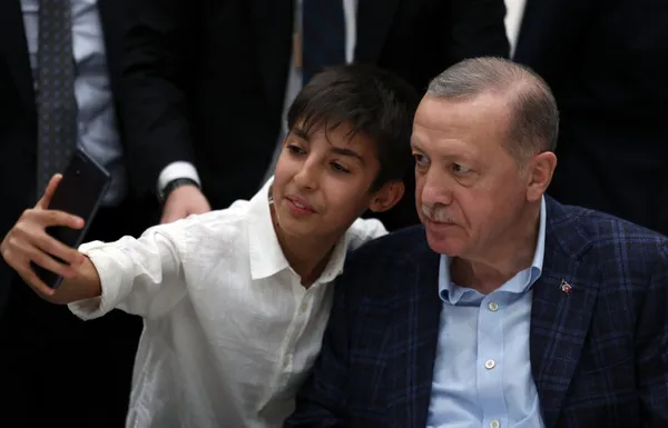son-dakika-kocaelide-depremzedelerle-iftar-baskan-recep-tayyip-erdogan-masa-oyle-bir-dagilacak-ki-kimse-kalmay-1681583261846.jpg