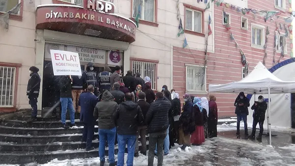 diyarbakir-hdp-il-baskanligi-onunde-annelerin-nobeti-505-gundur-devam-ediyor-pkk-iftiralara-basladi-1611048732238.jpg Diyarbakır HDP İl Başkanlığı önünde annelerin nöbeti 505 gündür devam ediyor! PKK iftiralara başladı-4