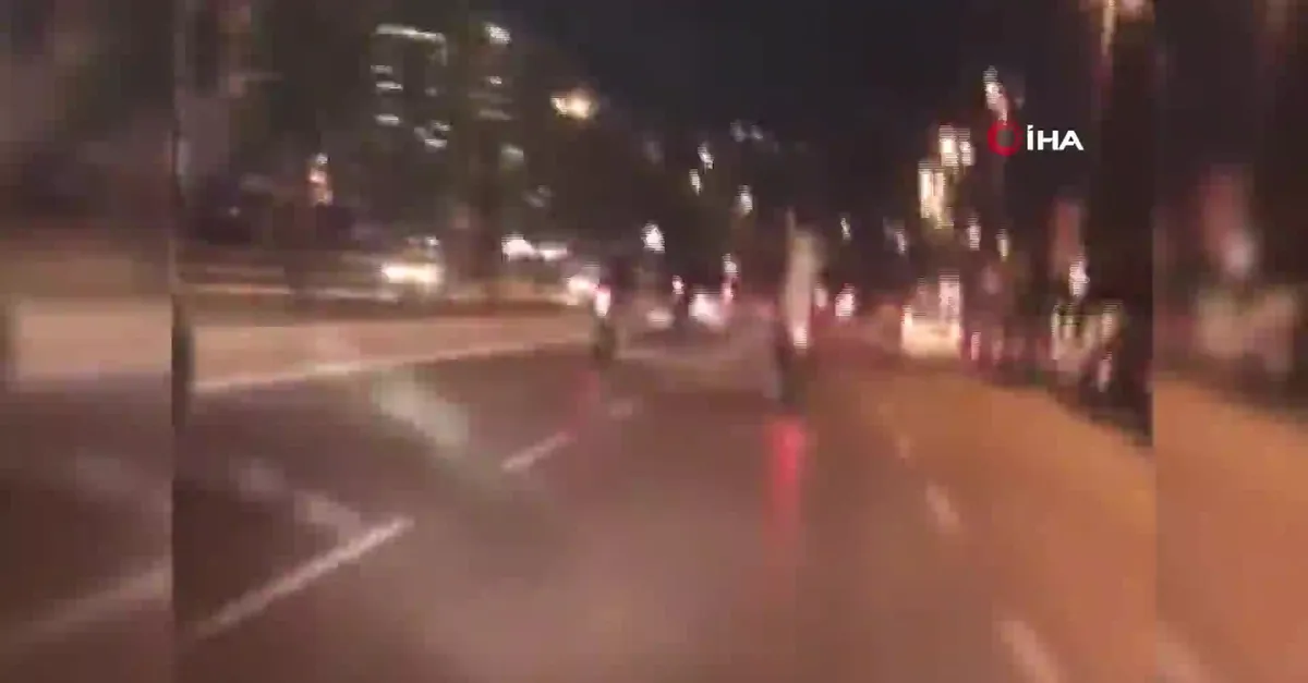 İstanbul'da motosikletli genç kızın ayakta tehlikeli yolculuğu kamerada