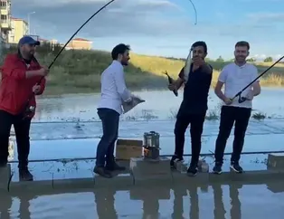 Yağmur sonrası yollar göle döndü! Gençler CHP’yi tiye aldı!