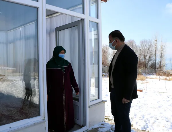 van-edremite-yasayan-60-yasindaki-asli-imre-cocuklarindan-3u-doktor-4u-ogretmen-biri-muhendis-biri-hemsire-olduktan-sonra-okuma-yazma-ogrenmeye-baslad-1609230231918.jpg Van'da oğlu paylaştı yüz binlerce beğeni aldı! Sosyal medya bu anneyi konuşuyor-5