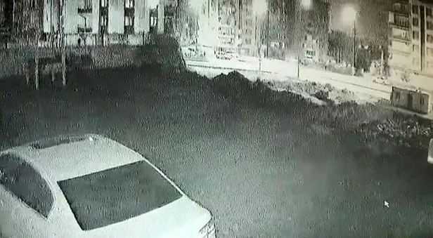 İstinat duvarı çöktü 6 araç uçuruma yuvarlandı! Olay anı saniye saniye kamerada-3