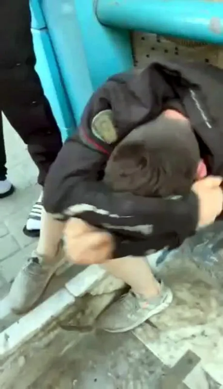 kizina-uyusturucu-sattigini-iddia-eden-genci-once-doven-baba-ardindan-polise-teslim-etti-1659511284508.jpg Kızına uyuşturucu sattığını iddia eden genci önce döven baba ardından polise teslim etti-3