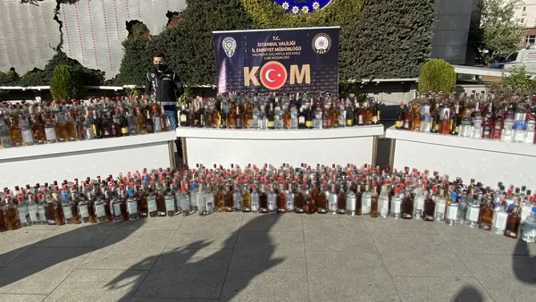 istanbulda-miladi-yilbasi-oncesi-hayati-operasyon-tonlarca-litre-sahte-icki-ele-gecirildi-1638446386124.jpg İstanbul'da Miladi yılbaşı öncesi hayati operasyon! Tonlarca litre sahte içki ele geçirildi-2