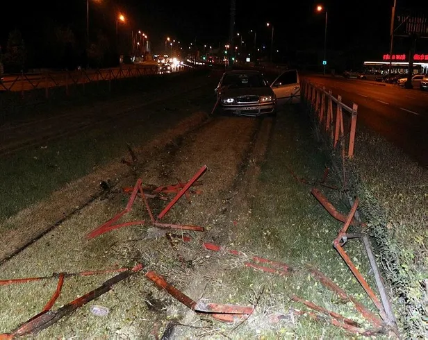 kayseride-bir-garip-kaza-otomobil-tramvay-yoluna-girdi-surucu-plakalari-sokerek-kacti-1669152725455.jpeg Kayseri'de bir garip kaza! Otomobil tramvay yoluna girdi, sürücü plakaları sökerek kaçtı-2