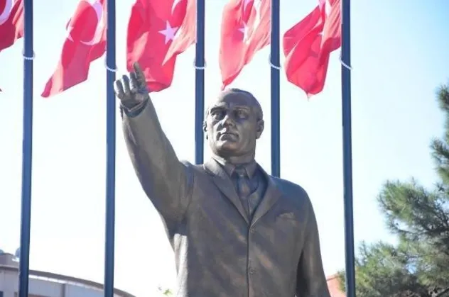 Atatürk'e benzemeyen heykel yenilendi