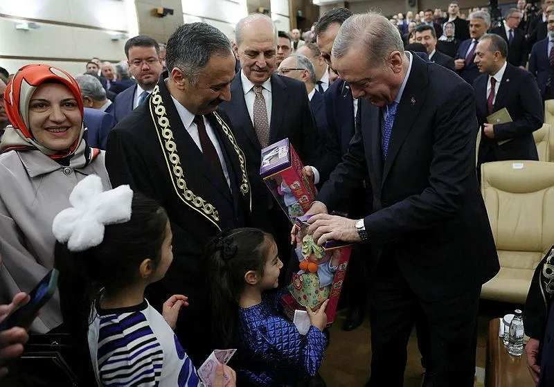 Başkan Erdoğan, programda Akçil'in çocuklarına hediye verdi. 