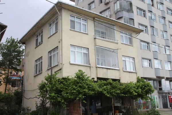 rize-pazarda-3-katli-bina-zamanla-yana-yatti-50-yillik-bina-icin-onlem-alinmasi-isteniyor-1624266096893.jpg