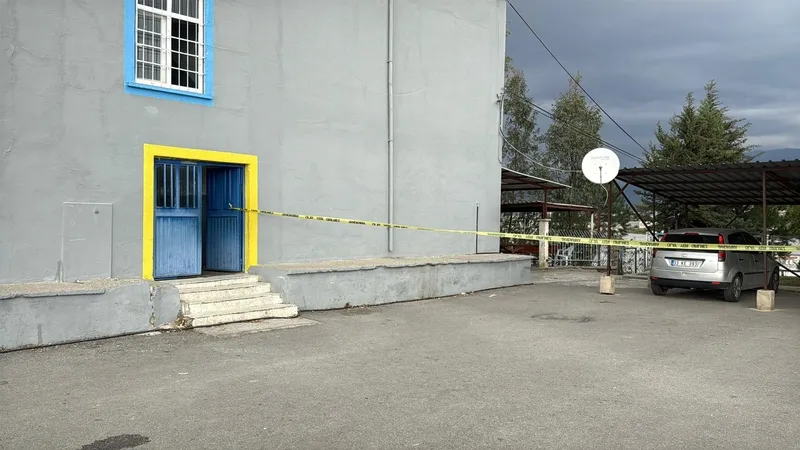 mersinde-dehsete-dusuren-olay-12-yasindaki-cocuk-okul-mudurunu-vurdu-1766391024911.jpeg Olay yeri (Foto: AA)