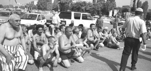 Bergama halkı siyanürlü altın aranmasını protesto amacıyla çıplak yürüyüş yaptı