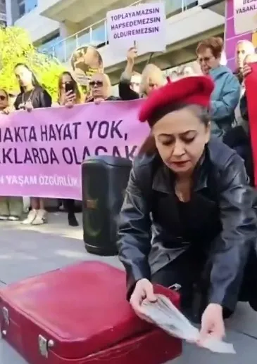 cankayada-sokak-kopekleri-provokasyonu-havla-diye-bagirip-mama-serptiler-1791385771408.jpeg Çankaya'da sokak köpekleri provokasyonu: "Havla" diye bağırıp mama serptiler-2