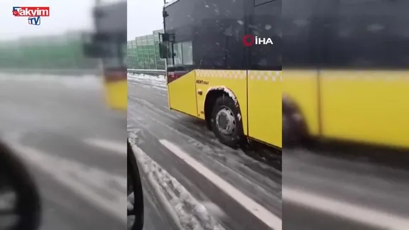 İETT otobüsü buzlu yolda kayarak ilerledi!