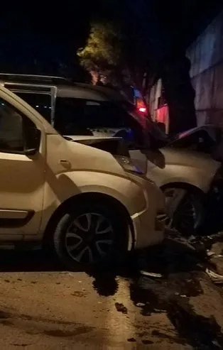 İzmir'de hafif ticari araçlar çarpıştı: 5 ağır yaralı