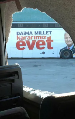 AK Parti seçim otobüsüne saldırı