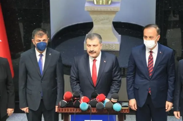 Sağlık Bakanı Fahrettin Koca: Dünya genelinde Omicron'un baskın varyant olmasını bekliyoruz