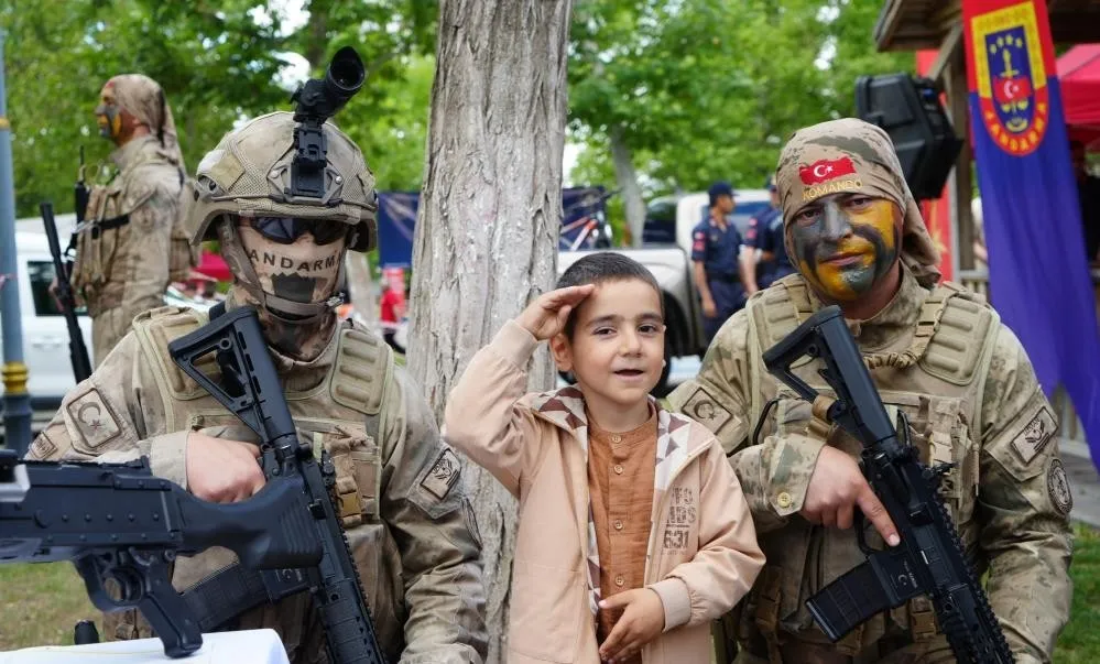 1781442773297.jpeg Milli güç vitrinde! Kırıkkale'de silahlar, Aile Festivali’nde ilgi gördü-6