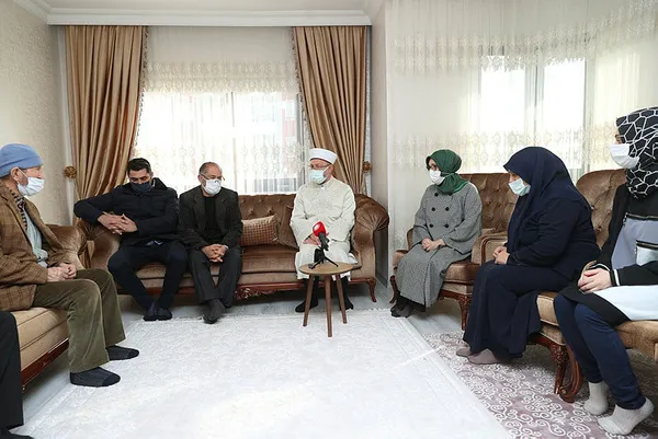 diyanet-isleri-baskani-ali-erbastan-kilicli-saldiriya-ugrayarak-canavarca-katledilen-basak-cengizin-ailesine-ziyaret-1637583244396.jpg