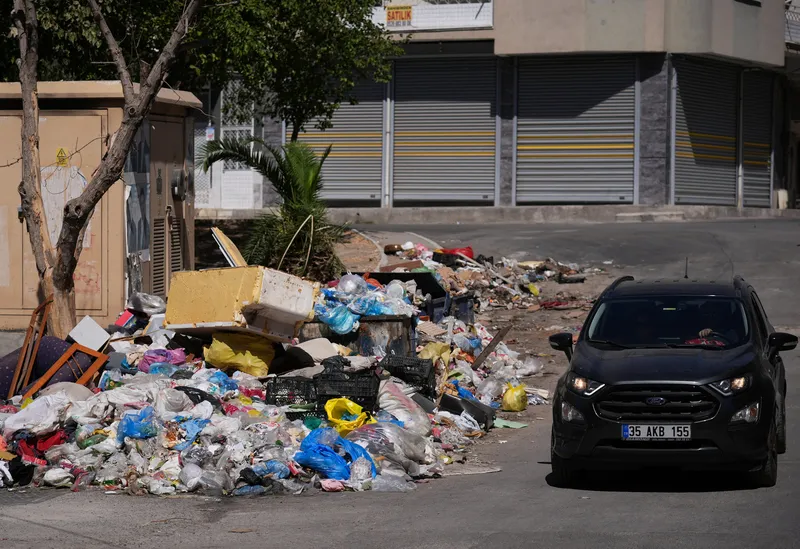 CHP'nin çöpten kalesi! İzmir'de toplanmayan çöpler yüzünden halk isyan etti Buca Belediyesi iki kişilik aileye 45 bin TL'lik su faturası gönderdi-3