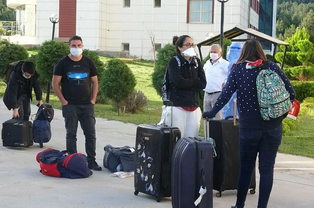 Son dakika: Fildişi Sahili ve Liberya'dan getirilen 98 Türk vatandaşı Çanakkale'de yurda yerleştirildi
