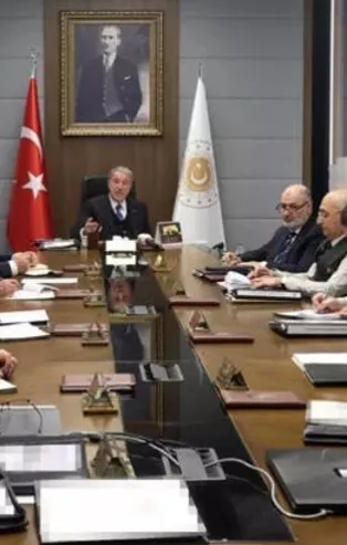 Bakan Akar kuvvet komutanlarıyla görüştü